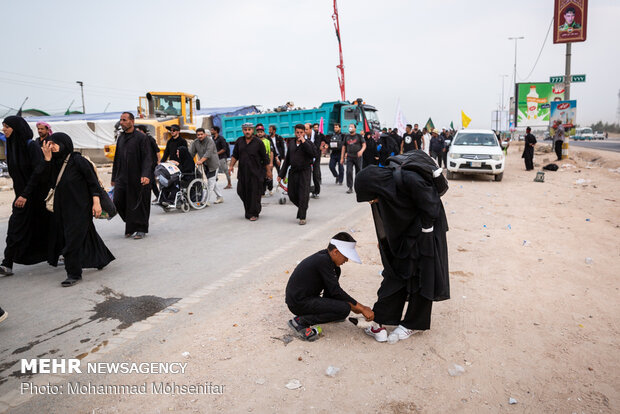 Arbaeen Pilgrims walking towards Karbala 