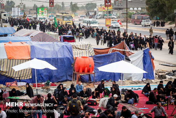 Arbaeen Pilgrims walking towards Karbala 