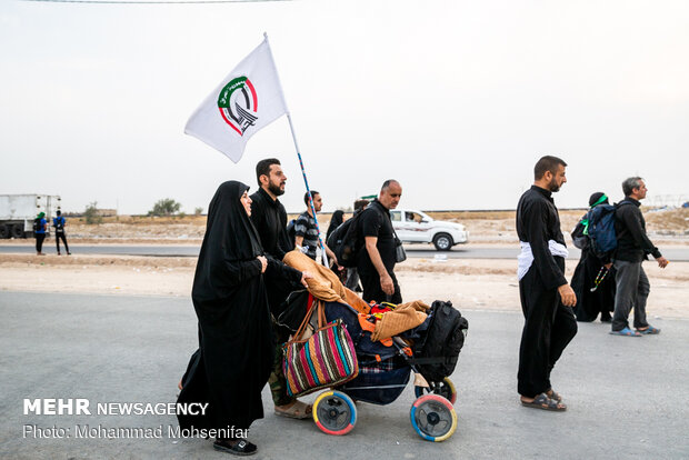 Arbaeen Pilgrims walking towards Karbala 