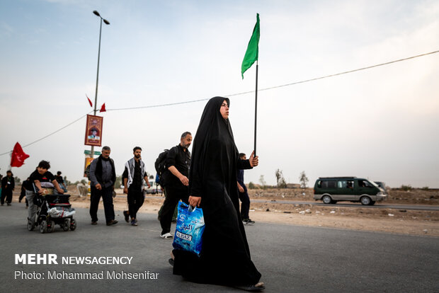 Arbaeen Pilgrims walking towards Karbala 