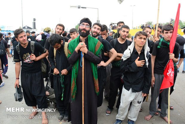 نجف اشرف سے کربلائے معلی کی طرف حسینی زائرین کا پیدل مارچ جاری