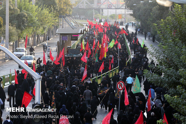 Tahran'da Erbain Yürüyüşü merasimi