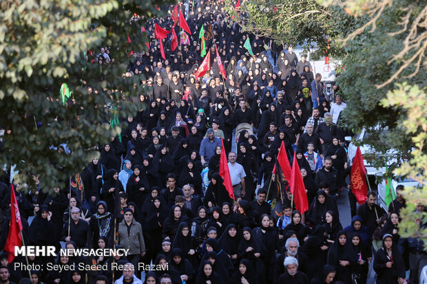 Tahran'da Erbain Yürüyüşü merasimi