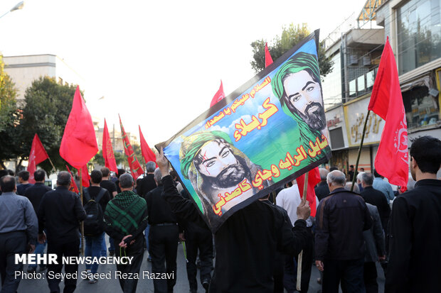 Tahran'da Erbain Yürüyüşü merasimi