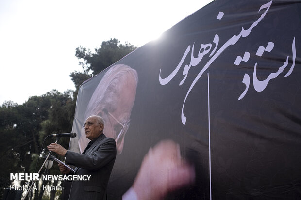 محمد سریر آهنگساز و عضو شورای عالی خانه موسیقی ایران در مراسم تشییع پیکر حسین دهلوی