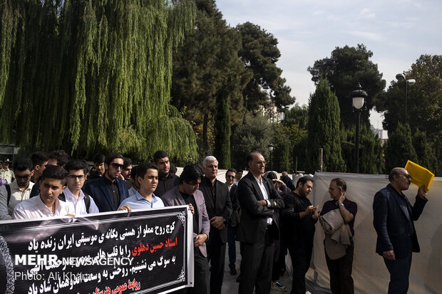 Funeral procession for Iranian composer Hossein Dehlavi
