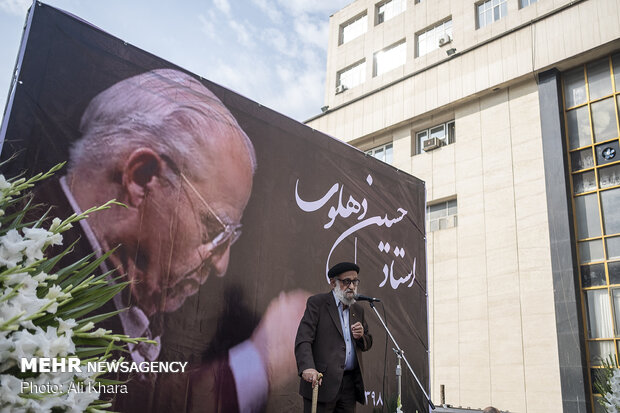 محمد اسماعیلی نوازنده پیشکسوت در مراسم تشییع پیکر حسین دهلوی