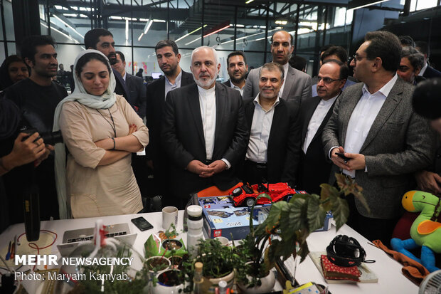  وزير خارجية البلاد يزور مصنع آزادي للإبداع