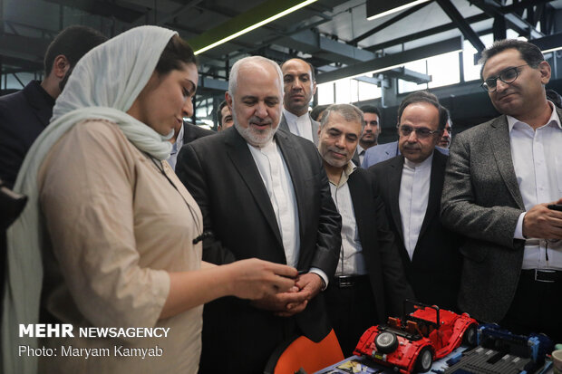  وزير خارجية البلاد يزور مصنع آزادي للإبداع