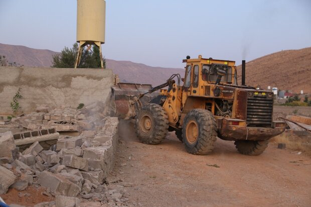 بناهای غیرمجاز در روستای قلات شیراز تخریب شد