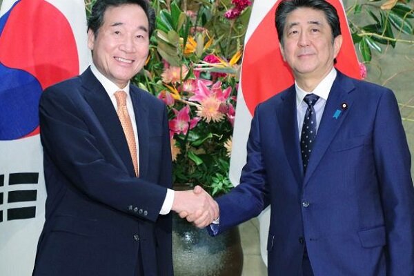 نخست وزیران ژاپن و کره جنوبی سرانجام با هم دیدار کردند