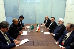 باکو میں پاکستانی صدر عارف علوی کی ایرانی صدر روحانی سے ملاقات