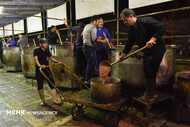 پخت بزرگترین آش نذری جهان در شیراز