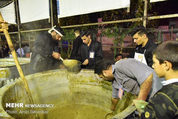 پخت بزرگترین آش نذری جهان در شیراز