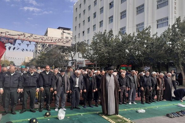 عزاداران نماز را در خیابان‌های اطراف حرم رضوی اقامه کردند