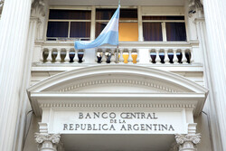 بانک مرکزی آرژانتین میزان مجاز خرید دلار را به شدت کاهش داد