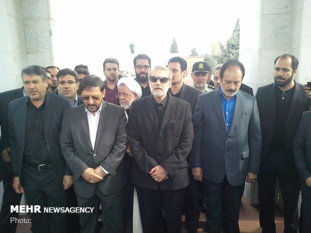 لاریجانی به مقام شامخ شهدای استان سمنان ادای احترام کرد 