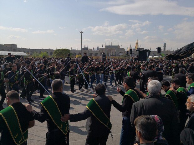 عزاداری حماسی تبریزی‌ها در جوار حرم مطهر رضوی