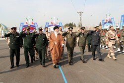 ایران کی آرمی یونیورسٹیوں سے فارغ ہونے والے فوجی جوانوں کی تقریب