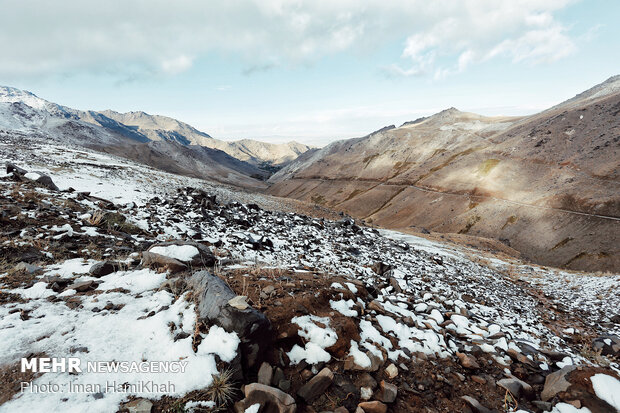 Snow whitens Hamedan's mountains