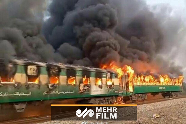 VIDEO: Karachi to Rawalpindi train on ablaze