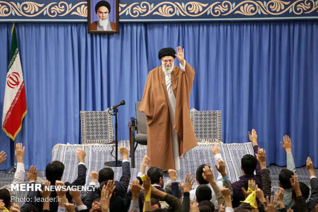 حشود الطلاب والتلاميذ يلتقون بقائد الثورة الإسلامية في إيران /صور