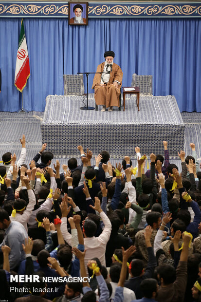 Iranian students visit Leader on occasion of Student day