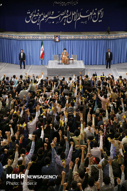 حشود الطلاب والتلاميذ يلتقون بقائد الثورة الإسلامية في إيران