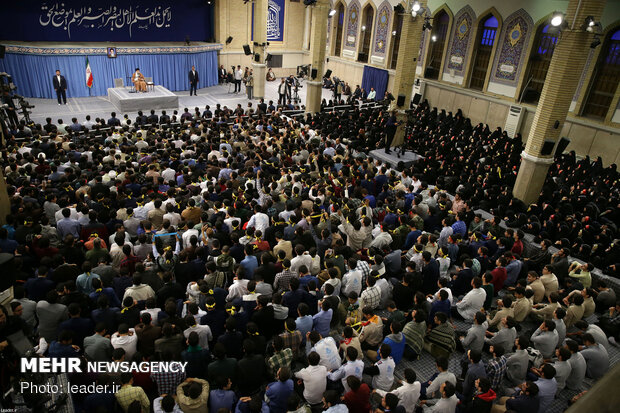 Iranian students visit Leader on occasion of Student day