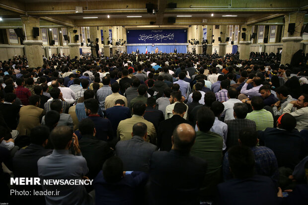 Iranian students visit Leader on occasion of Student day