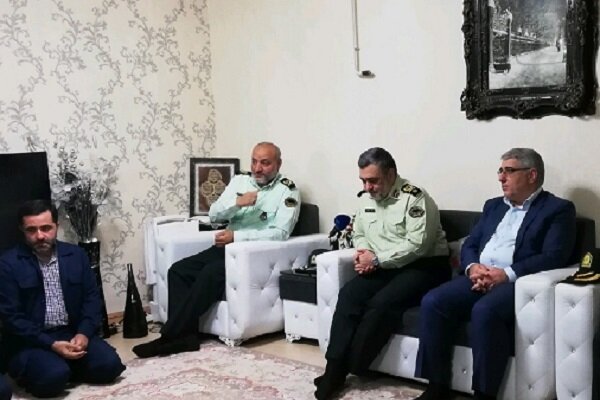 سردار اشتری با خانواده شهید «حسن پاینده» در رشت دیدار کرد