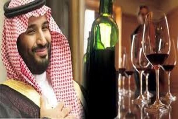 مخمور سعودي يستبيح حرمة المسجد ويغني على الملأ "يانونو يانونو"!!!!!