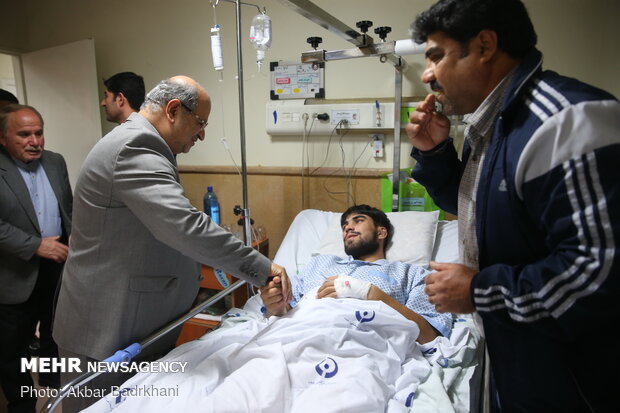 عیادت علیرضا زالی و علیرضا دبیر از میثم زارع نایب قهرمان کشتی آزاد نوجوانان جهان