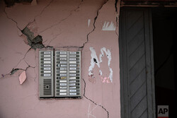 خسارت‌های زلزله در حد ترک خوردگی دیوارهای قدیمی بوده است