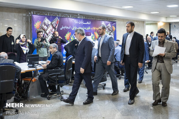 بازدید عبدالرضا رحمانی‌فضلی، وزیر کشور از محل ثبت‌نام داوطلبان انتخابات مجلس یازدهم