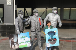 اجرای نمایش خیابانی با موضوع کاهش آلودگی هوا در منطقه ۱۳