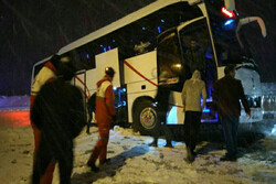 کمک‌رسانی نیروهای هلال احمر به ۳۰ خودرو گرفتار در برف