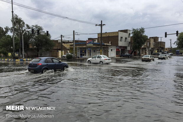 ترافیک سنگین در آزادراه قزوین-کرج/ محورهای کرمان بارانی است
