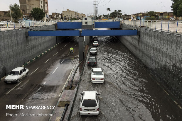 الأمطار والفيضانات في ممرات مدينة الاهواز بجنوب إيران