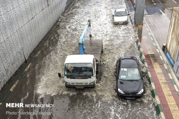 الأمطار والفيضانات في ممرات مدينة الاهواز بجنوب إيران