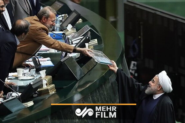الرئيس روحاني يسلم البرلمان مشروع موازنة السنة المالية الإيرانية الجديدة