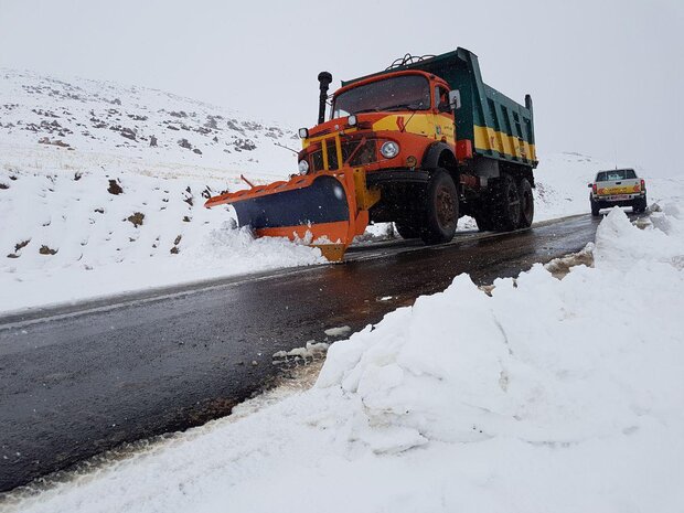 بازگشایی راه ۴۸ روستای محاصره در برف/ امدادرسانی به ۵۵ خودرو 