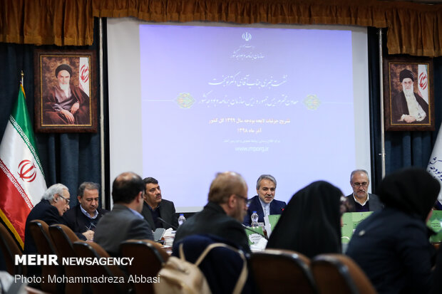 رئيس منظمة التخطيط والميزانية الايرانية في مؤتمر صحفي