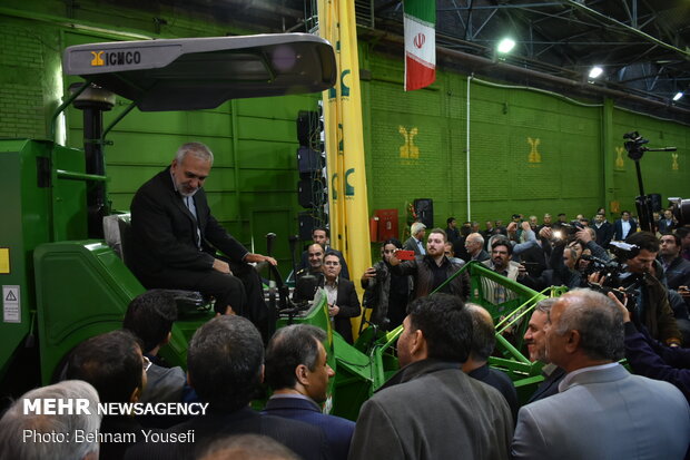 Opening production line of homegrown rice combine harvester 