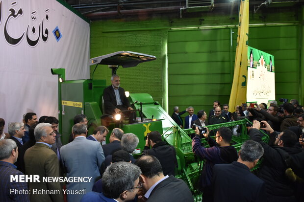 Opening production line of homegrown rice combine harvester 
