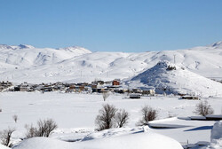 برف راه ارتباطی۲۳۲ روستای کوهرنگ را مسدود کرد