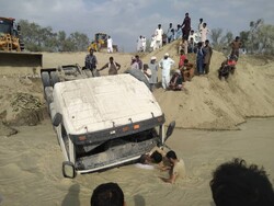 سقوط ماشین سنگین‌ با ۴ سرنشین در رودخانه گیتو هیان زرآباد