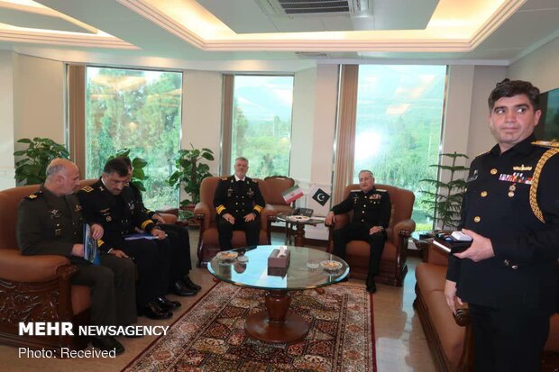 Meeting of Iranian, Pakistani navy chiefs