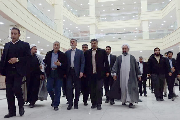 وزیر ارشاد از پروژه های کتابخانه و تالار مرکزی اراک بازدید کرد