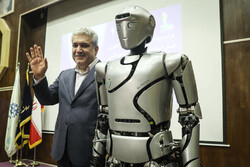 İran yapımı "Surena-4" robotu tanıtıldı